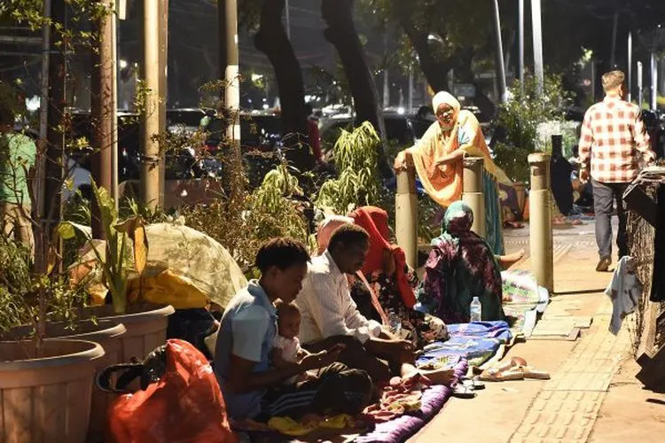 Sejumlah pencari suaka berada di trotoar kawasan Jalan Kebon Sirih, Jakarta, Rabu (3/7/2019)/Antara