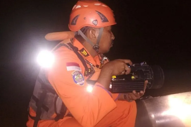 Pencarian bocah tenggelam di kali Ciliwung, Sabtu (7/3/2020) malam (Humas Kantor Pencarian dan Pertolongan Jakarta)