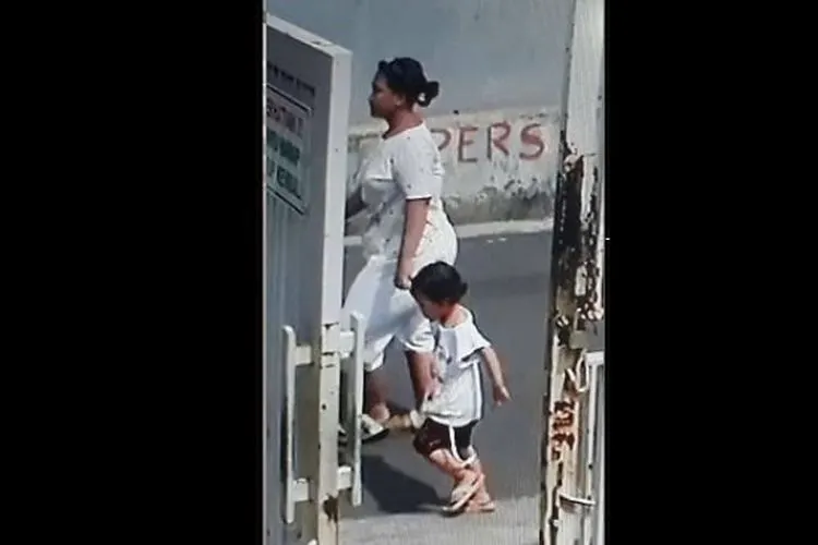 Penampakan perempuan terduga penculik balita di Pesanggrahan. (Foto: Bidik layar video CCTV)