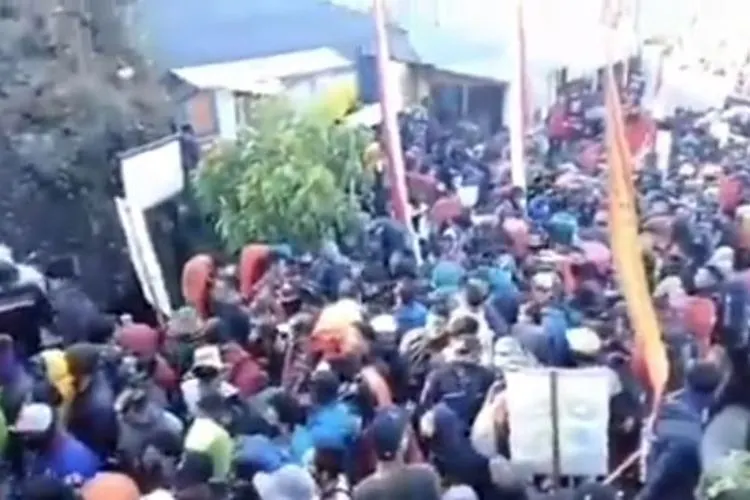 Antrean para pendaki Gunung Lawu berjenalan di pos Cemara Sewu, Minggu (16/8/2020). twitter (@magetanbanget)