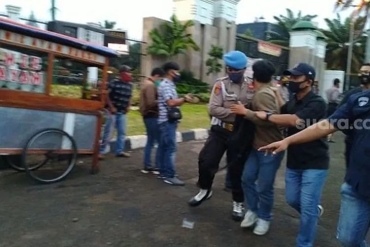 Polisi amankan salah satu massa di depan Gedung DPR, Senayan,Jakarta. (Suara.com/Bagaskara)