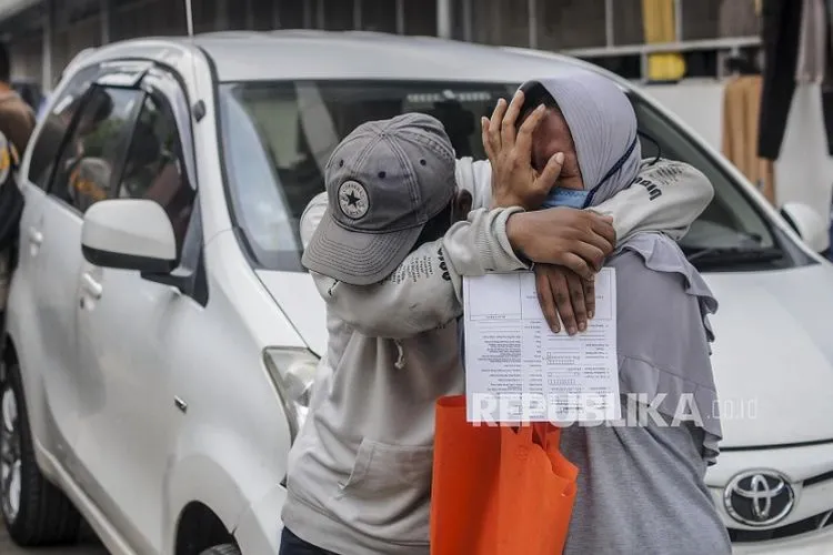 Siswa memeluk orang tuanya usai dibebaskan karena ditahan polisi pascaterlibat kerusuhan saat demo / Republika