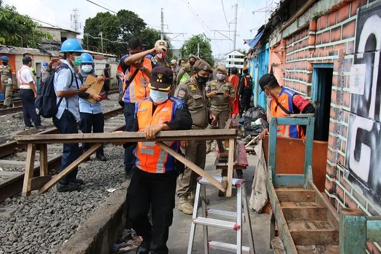 PT KAI (Persero) Daop 1 Jakarta bekerjasama dengan Pemprov DKI Jakarta melakukan penertiban 112 bangunan dan 42 kafe yang semuanya merupakan bangunan liar di Jalan Rawa Bebek, Penjaringan, Jakarta Utara/ dok KAI