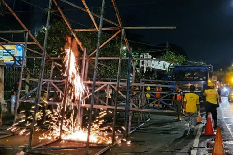 Penertiban papan reklame di Jalan Gatot Subroto, Jakarta Pusat. (Beritajakarta.id/Aldi Geri Lumban Tobing)