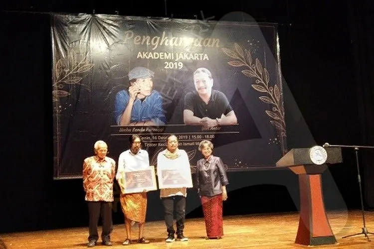 Umbu Wulang Landu Paranggi (kedua dari kiri), Yori Anta (kedua dari kanan) dan Ketua Juri Penghargaan Akademi Jakarta 2019 Riris K Toha (Ayojakarta.com/Dhika Alam Noor)