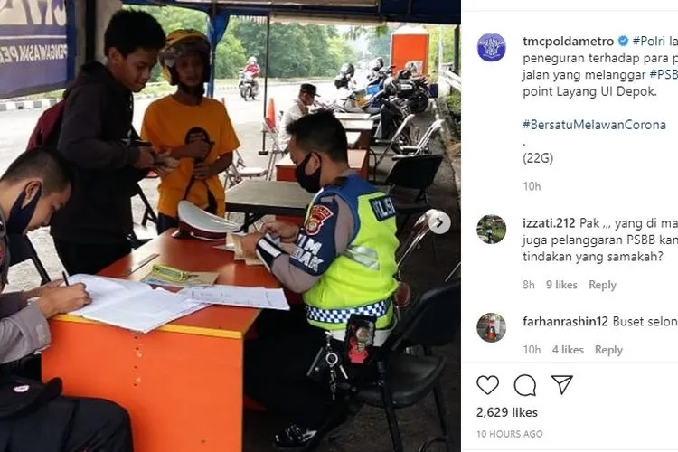 Sebagai ilustrasi, Polisi menegur pelanggar PSBB di di check point Layang UI Depok. instagram: @tmcpoldametro