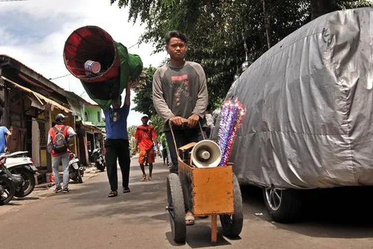 Pengamen ondel-ondel saat berkeliling di kawasan Senen, Jakarta Pusat. (Merdeka.com/Iqbal S. Nugroho)