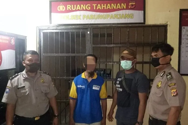 A (dua dari kiri) ditahan Polsek Parung Panjang, Bogor, karena sering menganiaya istri sirinya.