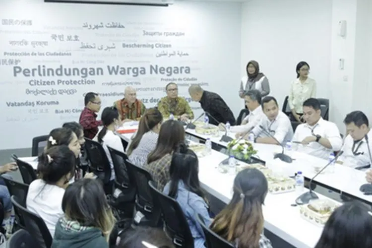 Dirjen Protokol dan Konsuler Kemlu, Andri Hadi, menerima 14 WNI