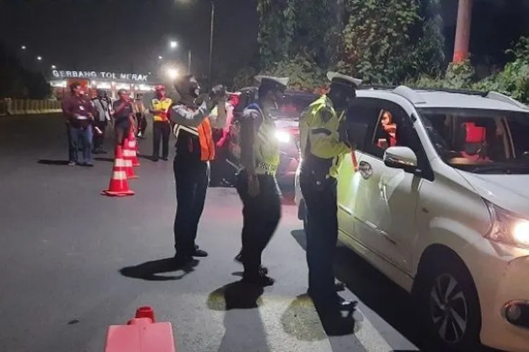 Sebagai ilustrasi, polisi melakukan pengecekan kendaraan yang melintas dari Merak. (suara.com)