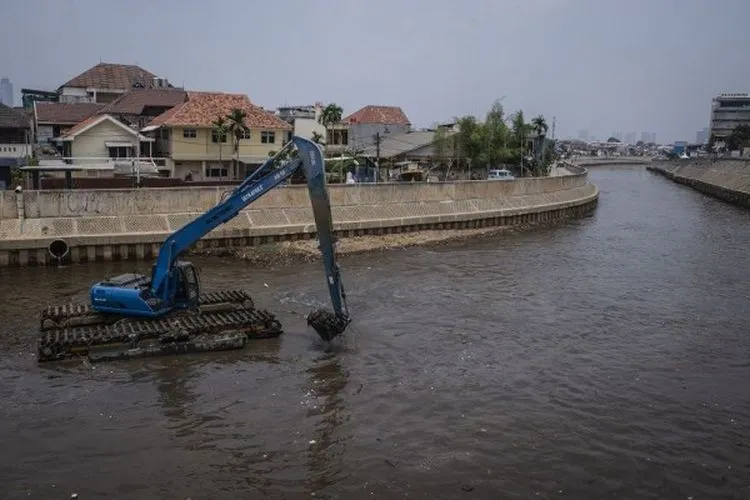 Alat berat mengeruk endapan lumpur dan sampah di jalur Sungai Ciliwung, kawasan Kampung Melayu, Jakarta Timur. (Ilustrasi/Antara)