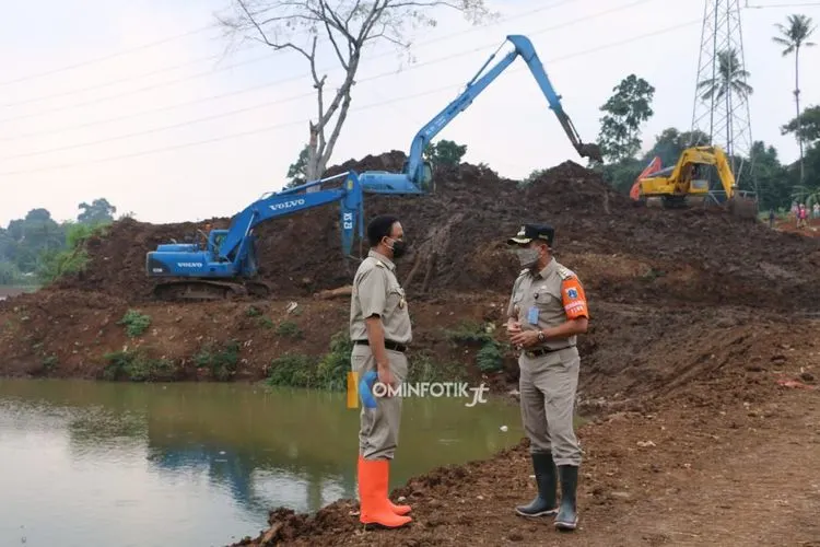 Gubernur DKI Jakarta Anies Baswedan (kiri) menginspeksi langsung proses pengerukan di Waduk Pondok Ranggon/dok: timur.jakarta.go.id