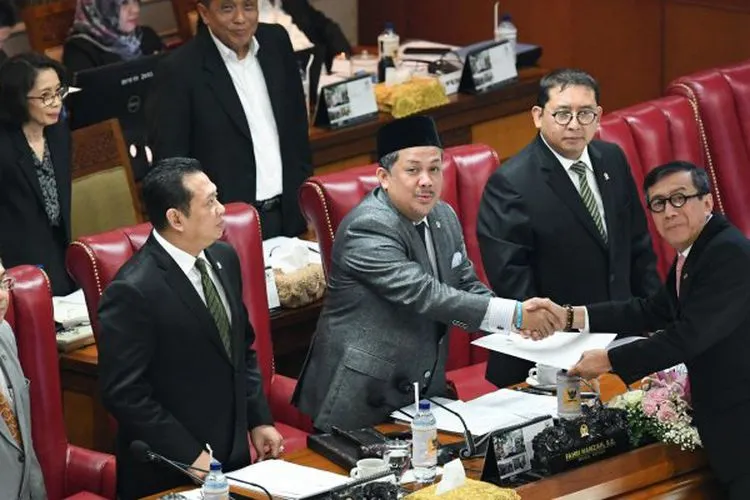 Menkumham Yasonna Laoly (kanan) berjabat tangan dengan Wakil Ketua DPR selaku pimpinan sidang Fahri Hamzah (ketiga kanan), disaksikan Ketua DPR Bambang Soesatyo (kedua kiri) dan Wakil Ketua DPR Fadli Zon (kedua kanan), dan Utut Adianto (kiri) usai menyampaikan pandangan akhir pemerintah terhadap revisi Undang-Undang (UU) Nomor 30 Tahun 2002 tentang Komisi Pemberantasan Korupsi (KPK) dalam Rapat Paripurna DPR di Kompleks Parlemen, Senayan, Jakarta, Selasa (17/9/2019)/Antaranews