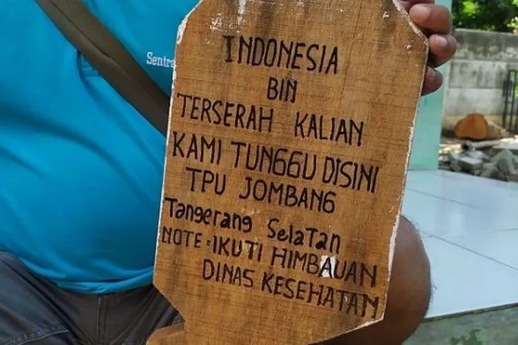 Nisan bertuliskan Indonesia bin Terserah yang dibuat petugas Palang Hitam di TPU Jombang, Tangerang Selatan. (Suara.com/Stephanus Aranditio).