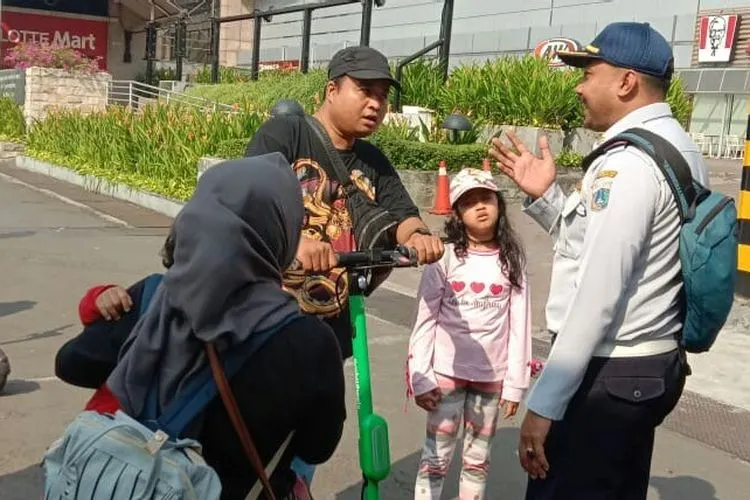 Petugas Dishub DKI Jakarta  tengah menertibkan pengguna e-scooter saat car free day di Jl MH. Thamrin, Jakarta Pusat, Minggu (24/11/2019)/Koalisi Pejalan Kaki