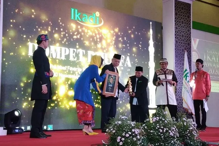 Penyerahan penghargaan “The Most Favorite National Islamic NGO” kepada Dompet Dhuafa dari Ikadai (Humas Dompet Dhuafa)