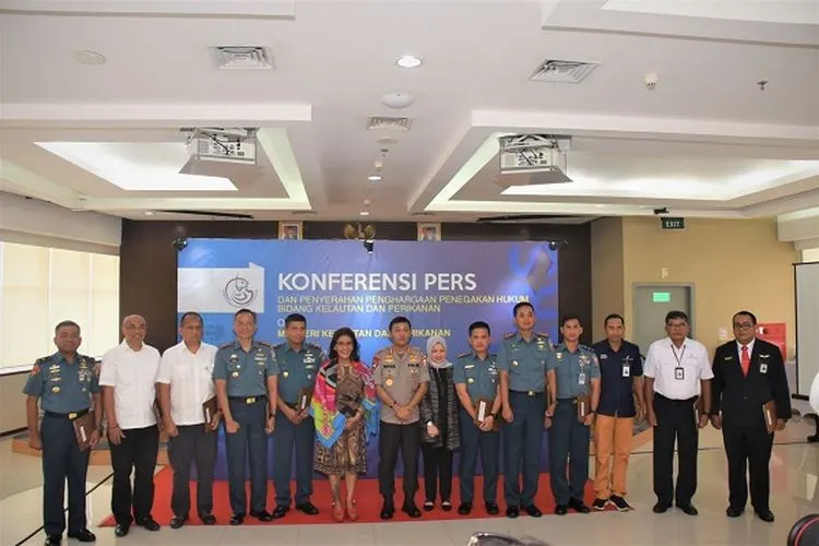 Berpose bersama Menteri Kelautan dan Perikanan, Susi Pudjiastuti usai penganugerahan penghargaan atas keberhasilan TNI AL, Polri dan PT Angkasa Pura menggagalkan penyelundupan benih lobster/Puspen TNI