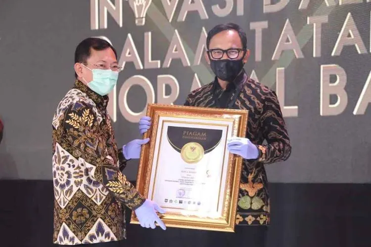 Wali Kota Bogor Bima Arya menerima penghargaan dari Kemendagri. (Dokumen Pemkot Bogor )