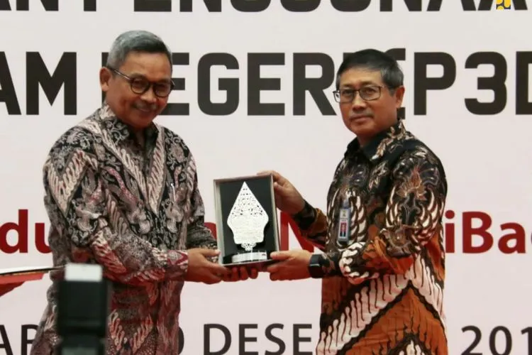 Sekjen Kemenperin, Achmad Sigit Dwiwahjono menyerahkan pengharagaan kepada Dirjen Bina Konstruksi Kementerian PUPR, Syarif Burhanuddin (Humas KemenPUPR)
