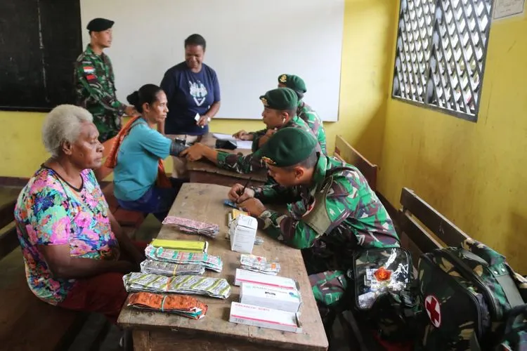 Pengobatan gratis dari Satgas Pamtas TNI kepada warga Kampung Kuler, Distrik Naukenjerai, Kabupaten Merauke, Papua/Puspen TNI