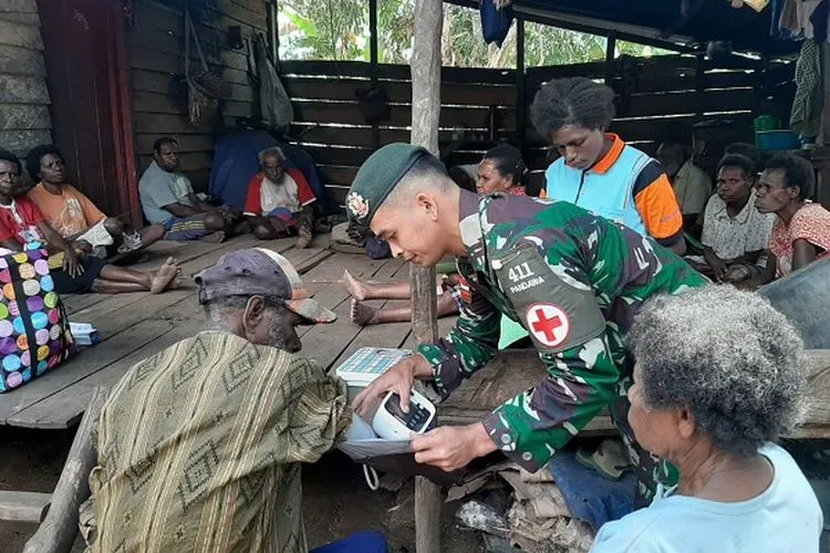 Satgas Pamtas RI-PNG Batalyon Infanteri Mekanis Raider (Yonif MR) 411/Pdw Kostrad melaksanakan pengobatan keliling di perbatasan RI-PNG/Puspen TNI