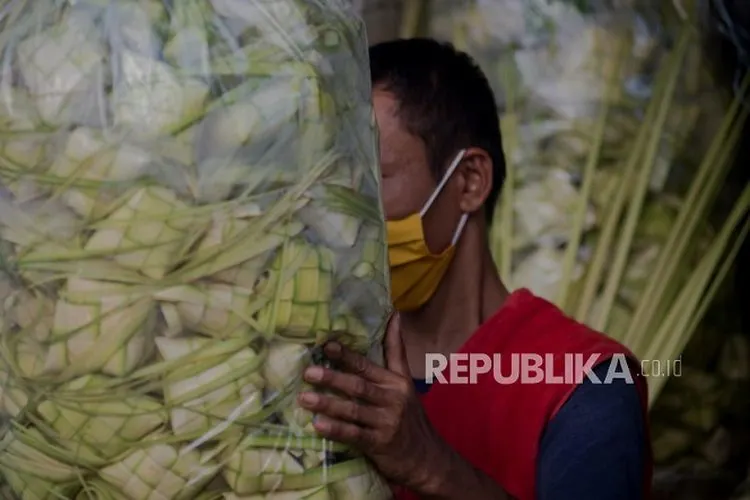 Ilustrasi. Pedagang mengemas cangkang ketupat di kawasan Pasar Jatinegara, Jakarta, Selasa (19/5). Pengrajin kulit ketupat mulai memadati kawasan pasar Jatinegara menjelang hari raya idul fitri Foto: Republika/Thoudy Badai