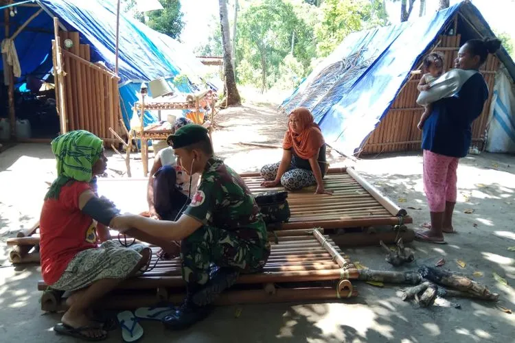 Layanan kesehatan diberikan Satgas TNI di lokasi pengungsian korban gempa Kota Ambon/Puspen TNI