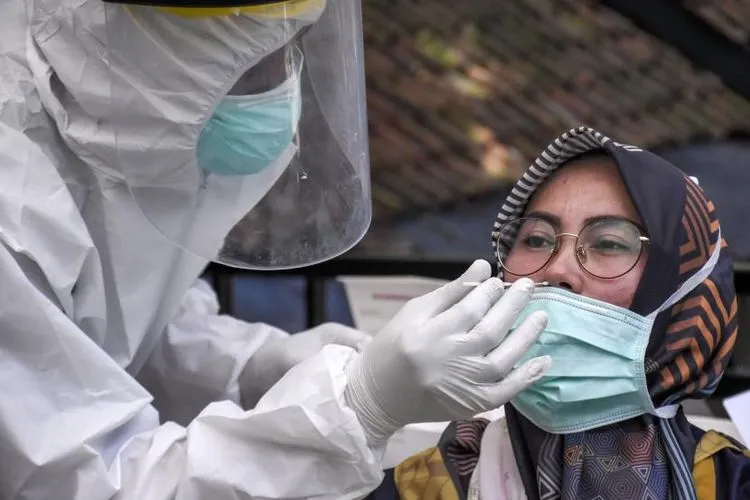 Pengunjung menjalani rapid test antigen.  Foto: ABDAN SYAKURA/REPUBLIKA