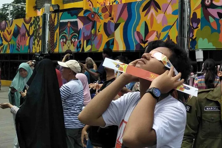 Pengunjung Planetarium Jakarta tengah mengamati gerhana matahari cincin (Ayojakarta.com/Aprilia Rahapit)