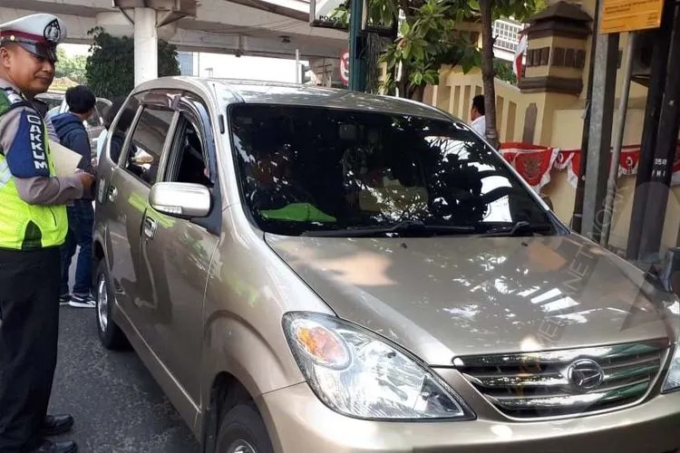 Penindakan pelanggaran ganjil genap di Pramuka, Jakarta Timur/Ayojakarta.com
