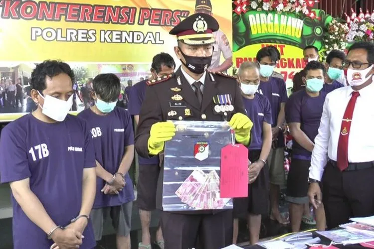 Kapolres Kendal AKBP Ali Wardana menunjukan barang bukti uang palsu yang diedarkan tersangka Wawan Triawan dengan dalih bisa menggandakan uang. (Edi Prayitno/Ayosemarang)