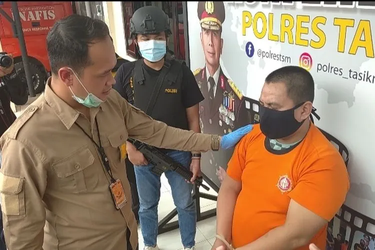 Pelaku penipuan saat gelar perkara di Mapolres Tasikmalaya, Jumat (5/6/2020). (Ayotasik/Irpan Wahab)