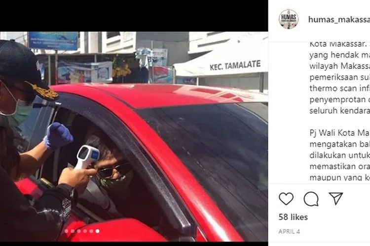 Penjabat Wali Kota Makassar, M Iqbal Suhaeb (masker ungu), memeriksa suhu tubuh pengendara di perbatasan Kota Makassar. instagram: @humas_makassar