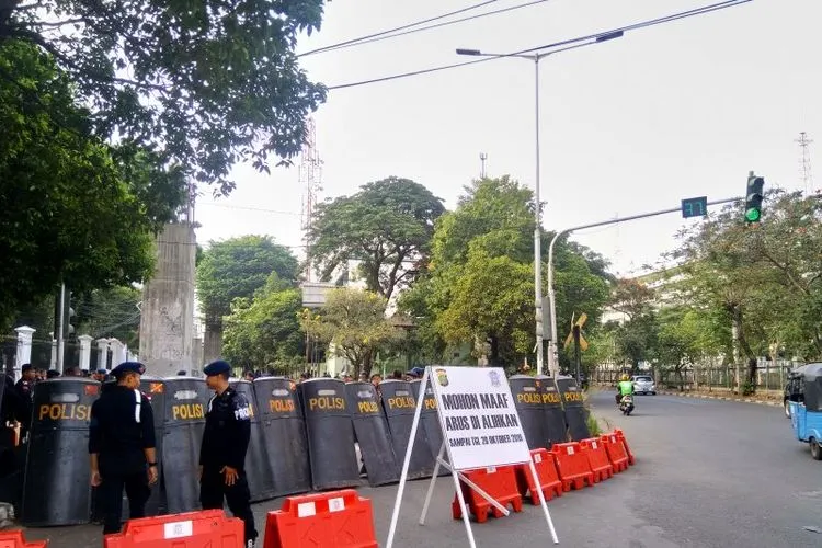 Petugas menutup akses menuju Jalan Gelora belakang gedung parlemen di Senayan, Jakarta, menjelang pelantikan Presiden dan Wakil Presiden terpilih, Joko Widodo dan Ma'ruf Amin, Minggu siang (20/10/2019)/Antara