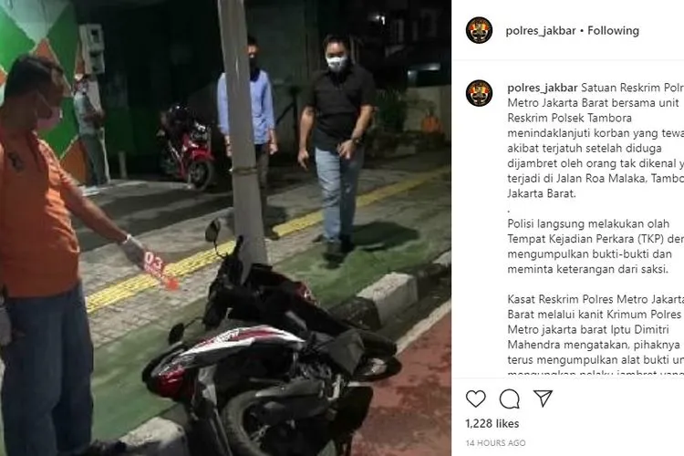 Polisi melakukan olah TKP penjambretan di Roa Malaka, lokasi penjambretan yang menewaskan korbannya. instagram : @polres_jakbar