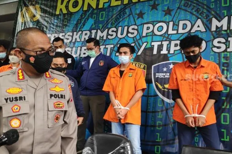 Tiga pemuda tersangka kasus penjualan surat swab palsu di Bandara Soetta. (Suara.com/Bagaskara)