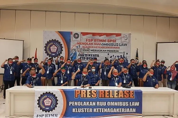 Para pekrja yang tergabung dalam FSP RTMM-SPSI menolak tegas pembahasan RUU Cipta Kerja yang merugikan pekerja dua sektor tersebut/ dok