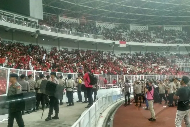 Penonton memadati Stadion Utama Gelora Bung Karno saat laga Timnas vs Malaysia/Ayojakarta.com