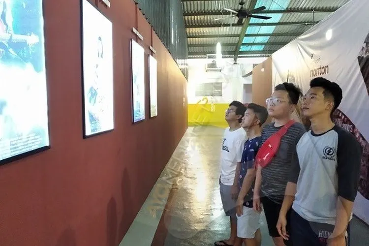Calon penonton melihat film yang akan diputar di Bioskop Rakyat Indiskop/Ayojakarta.com