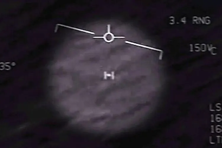 Departemen Pertahanan Amerika Serikat, Pentagon, merilis tiga video pendek yang menunjukkan adanya benda terbang asing atau biasa dikenal dengan sebutan unidentified flying object (UFO). (Youtube: American Military News)