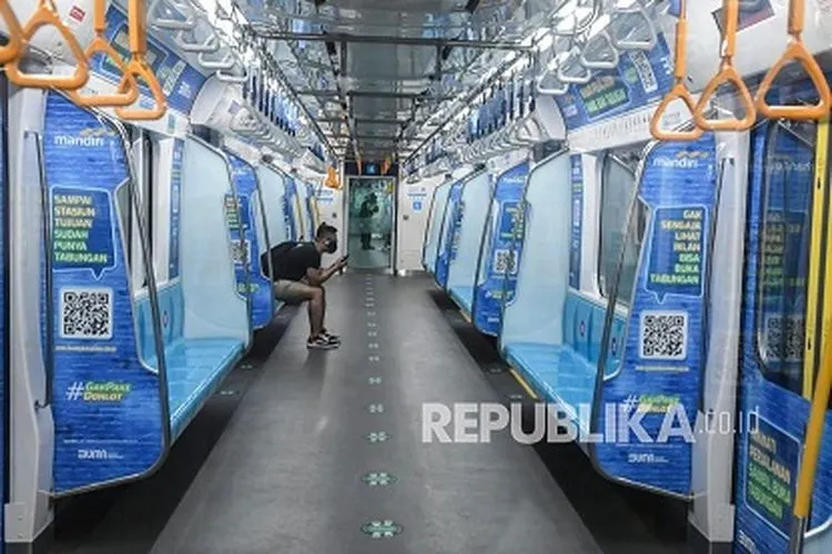 Suasana di dalam MRT saat PSBB di jakarta / republika