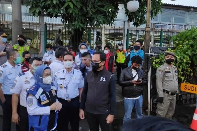 Wali Kota Bogor meninjau kondisi antrean penumpang KRL di Stasiun Bogor, Senin (13/7/2020). (Suara.com/Bagaskara Isdiansyah)
