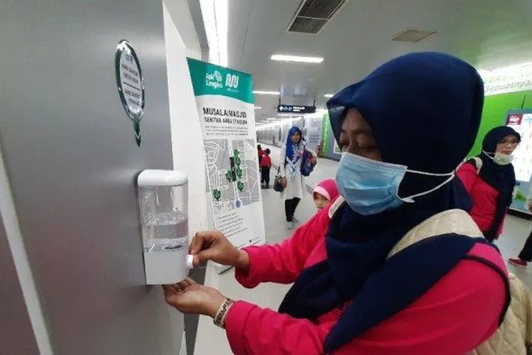 Penumpang MRT Jakarta sedang menggunakan hand sanitizer yang tersedia di stasiun MRT Bundaran HI, Jakarta Pusat, Rabu (4/3/2020).  (dok Tribunjakarta)