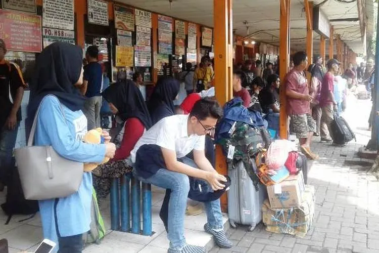 Calon penumpang di Terminal Kalideres menunggu bus yang akan mengangkut mereka ke kota tujuan (barat.jakarta.go.id)