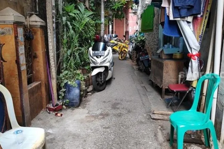 Gang Al Mukmin di Palmerah Jakbar yang menjadi lokasi pembunuhan Ketua RT bernama M Jazuli. (Suara.com/Bagaskara).