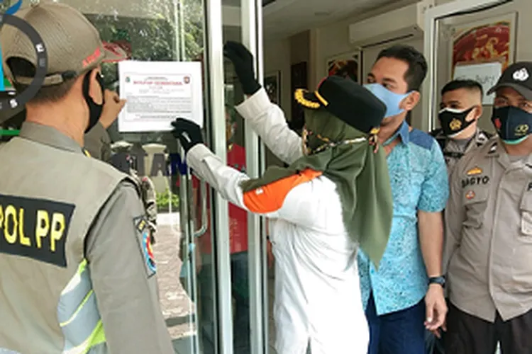 Petugas gabungan menyegel salah satu tempat usaha di Kecamatan Tanjung Priok yang belum menerapkan protokol kesehatan sesuai kententuan Pemprov DKI/dok: utara.jakarta.go.id