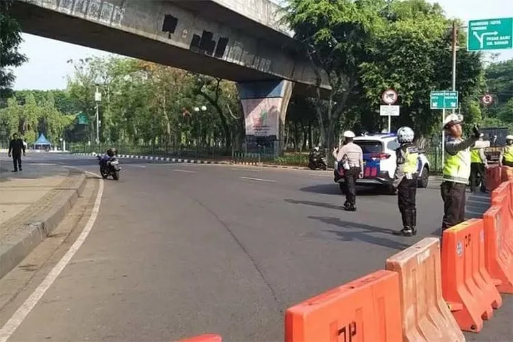 Polisi menutup jalan di sekitar kawasan Monumen Nasional (Monas), setelah terjadi ledakan di kawasan sekitar pukul 7.20 WIB tadi. (elshinta.com)