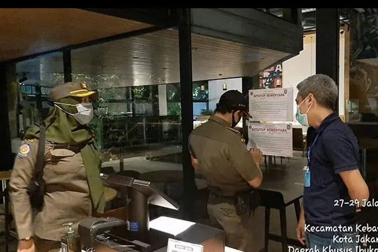 sebagai ilustrasi penutupan lokasi usaha/ dok Satpol PP DKI
