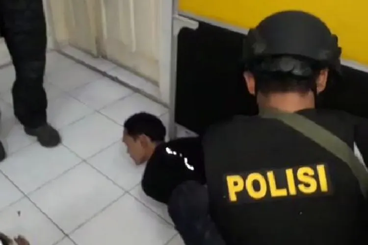 Suasana saat anggota polisi menangkap pelaku penyekapan terhadap seseorang di gedung kantor kawasan Pulomas, Jakarta Timur. (Suara.com/Dok. kepolisian)