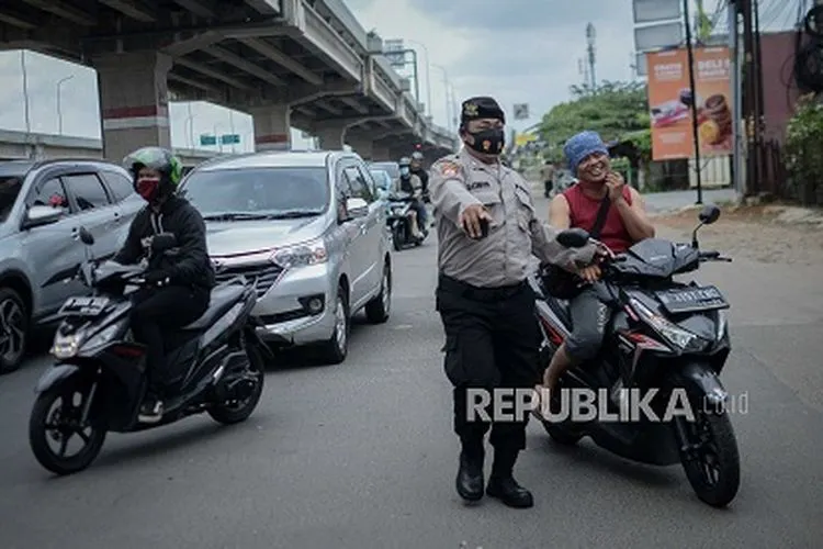 Petugas kepolisian melakukan operasi protokol kesehatan di kawasan Jalan Kalimalang perbatasan Jakarta-Bekasi, Jawa Barat, Kamis (31/12). Republika/Thoudy Badai